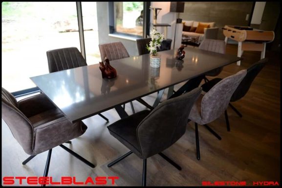 Table haute béton ciré pied métal.