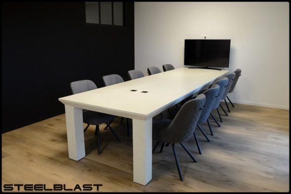 Table haute béton ciré blanc.