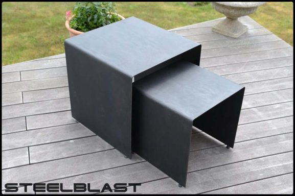 Table gigogne métal acier.
