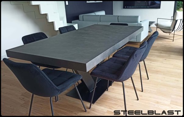 Table haute béton ciré pied métal.