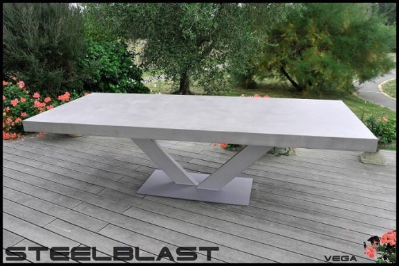 Table haute béton ciré pied métal.