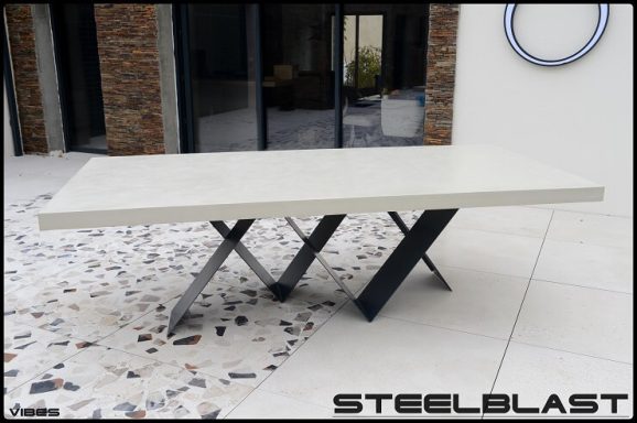 Table haute béton ciré pied métal.