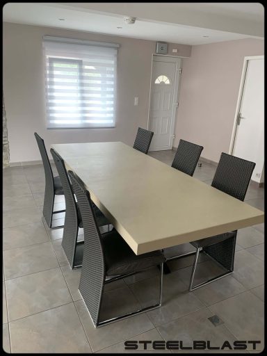 Table haute béton ciré pied métal.