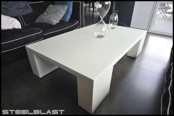 Table basse moderne en béton ciré blanc.