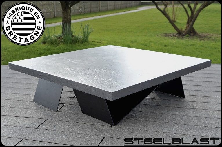 Table basse béton ciré pied métal.
