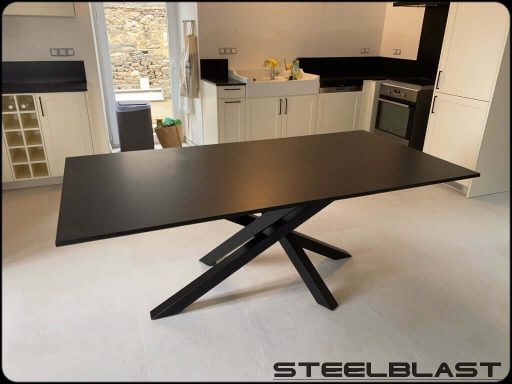 Table haute plateau granit pied métal.