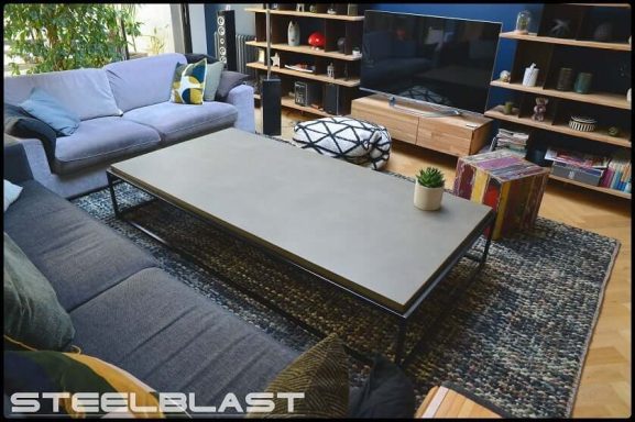 Table basse béton ciré pied métal.