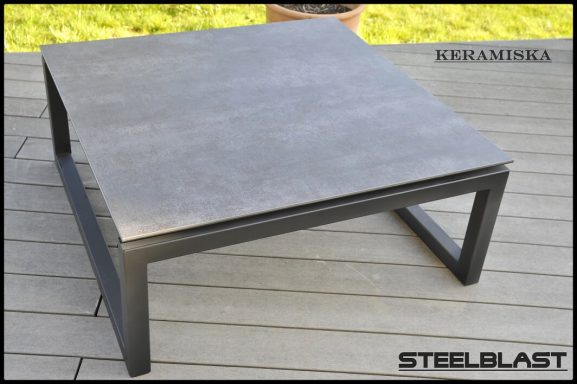 Table basse céramique pied métal acier.