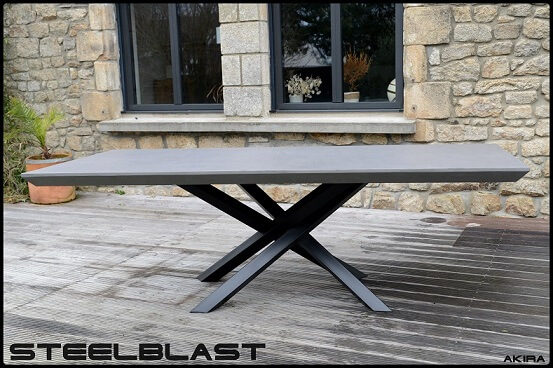 Table haute béton ciré pied métal acier.