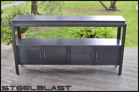 Buffet métal industriel.