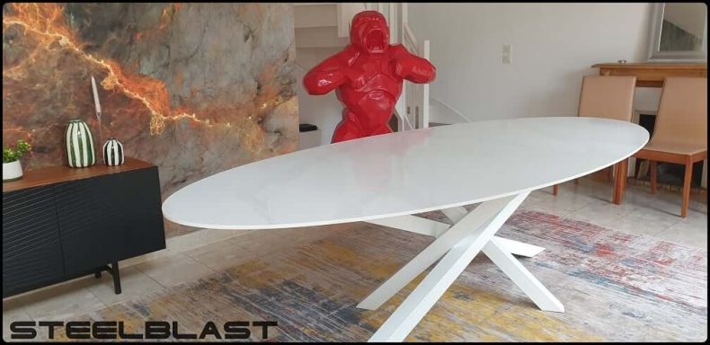 Table haute plateau marbre pied métal.